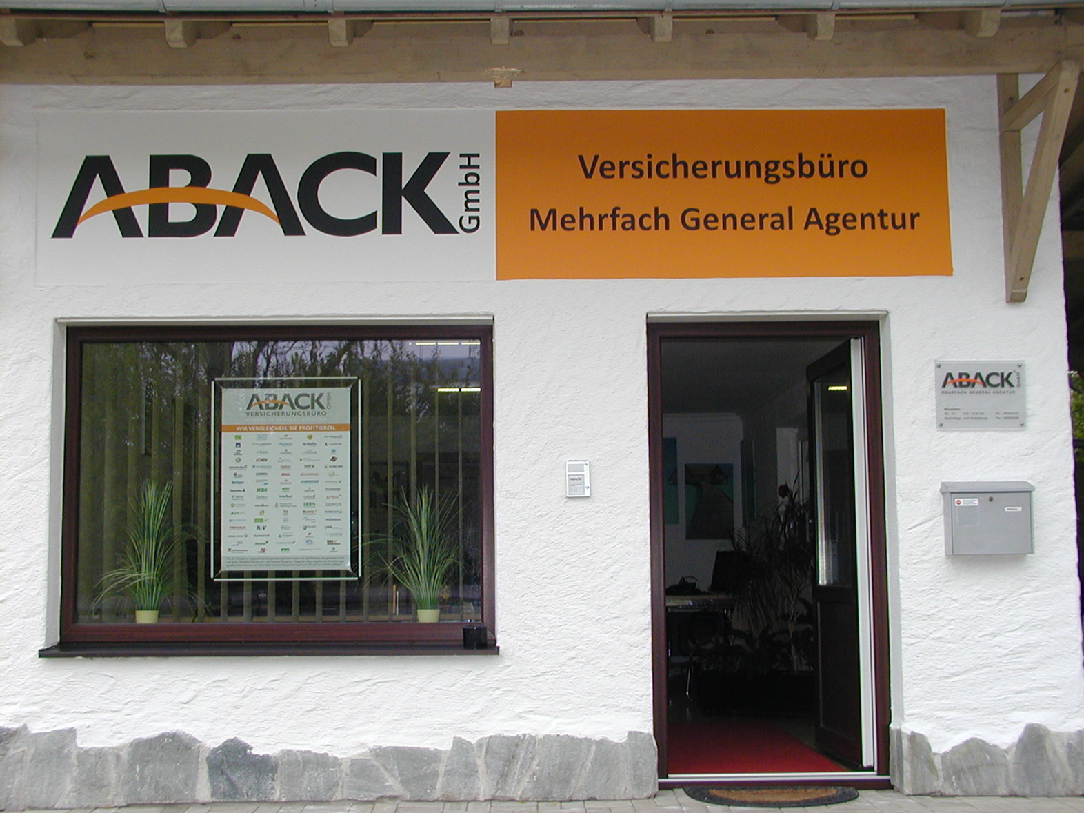 Geschäftsstelle der ABACK GmbH mit dem Versicherungsschild am Eingang