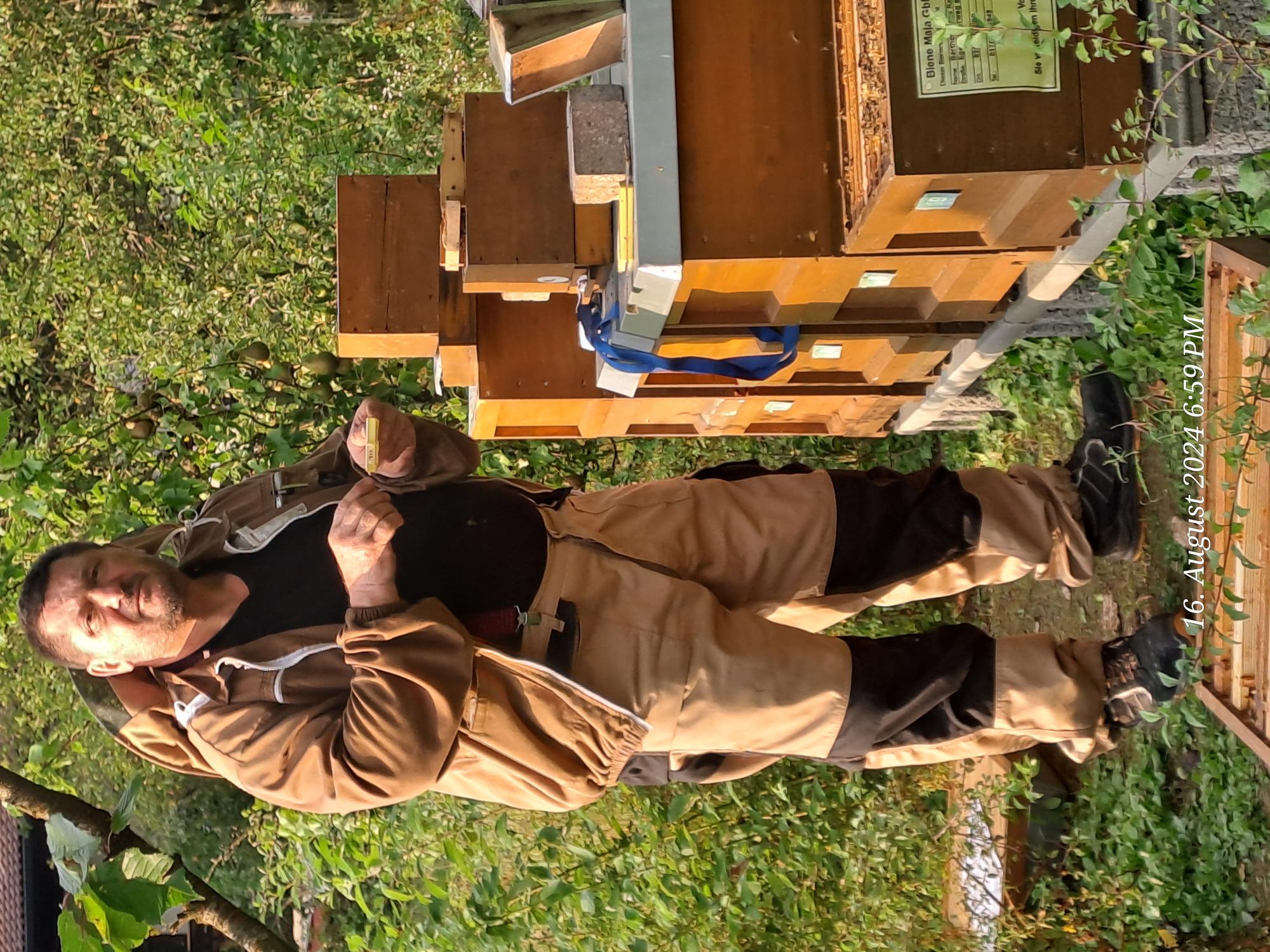 Imker Barth bei seinen Bienenstöcken