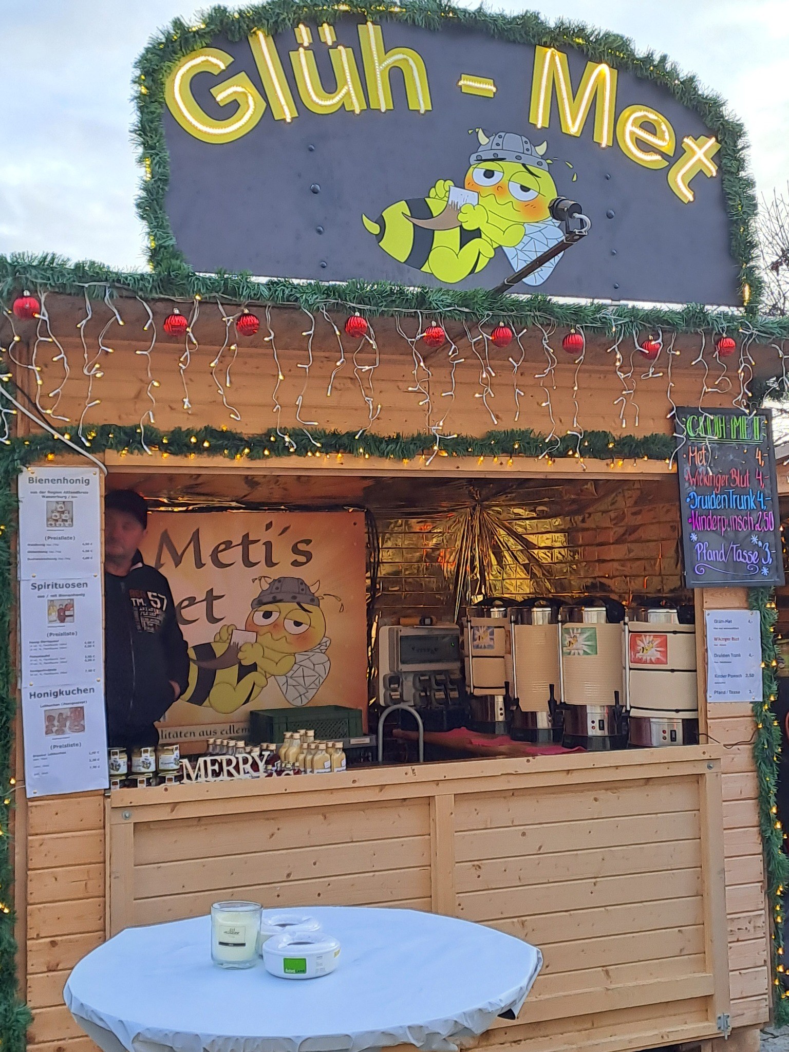Meti’s-Met-Marktstand mit Glüh-Met-Angebot und Wikingerbiene